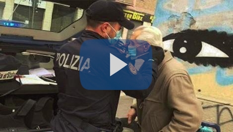 Renato Zero, video omaggio del cantante per i 168 anni della Polizia di Stato Renato Zero, video omaggio del cantante per i 168 anni della Polizia di Stato