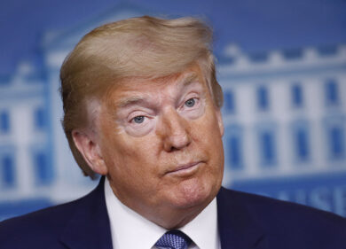 Coronavirus, Trump: “Perché non lasciamo che inondi il Paese?”