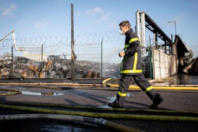 Incendio nel Milanese, bruciati rifiuti e baracche