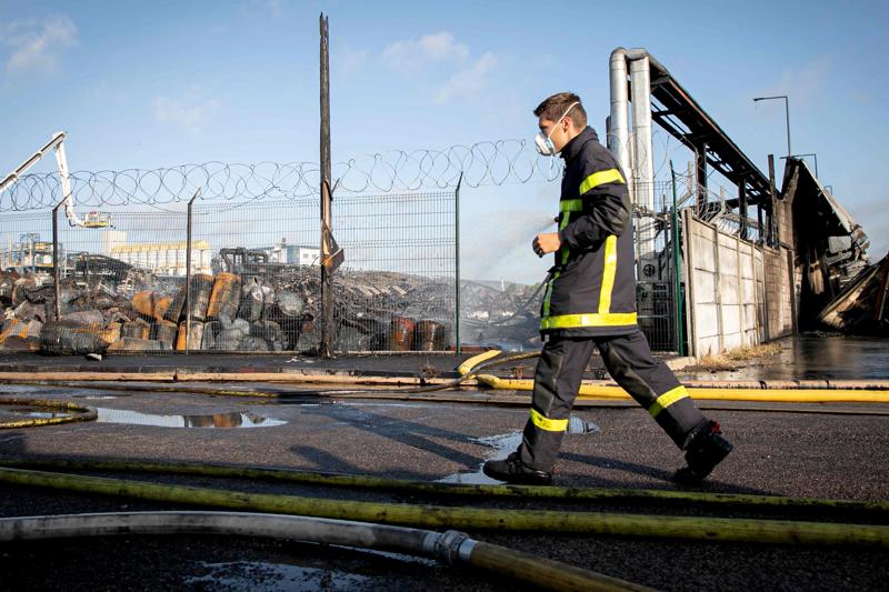 Incendio nel Milanese, bruciati rifiuti e baracche Incendio nel Milanese, bruciati rifiuti e baracche