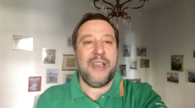 Matteo Salvini mostra il bilocale dove abita a Milano