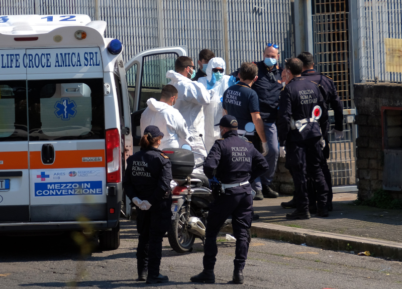 Coronavirus Roma, la rivolta dei migranti: incendio nel centro accoglienza Coronavirus Roma, la rivolta dei migranti: incendio nel centro accoglienza