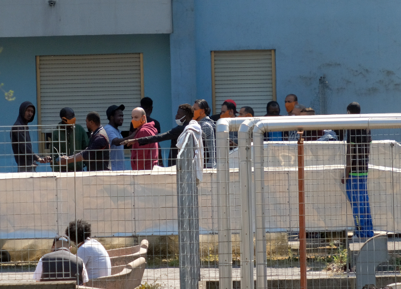 Coronavirus Roma, la rivolta dei migranti: incendio nel centro accoglienza Coronavirus Roma, la rivolta dei migranti: incendio nel centro accoglienza