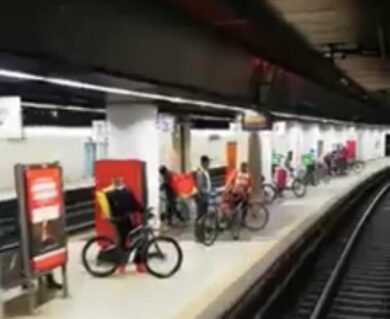 Coronavirus: rider accalcati e senza protezioni in attesa del treno a Milano