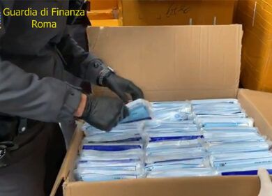 Coronavirus, la Gdf scopre migliaia di mascherine tarocche in mano a un cinese