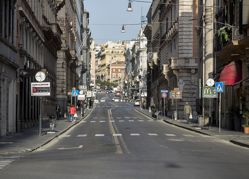 Coronavirus, Raggi blocca Roma. Secondo mandato e romani a casa: il piano Coronavirus, Raggi blocca Roma. Secondo mandato e romani a casa: il piano