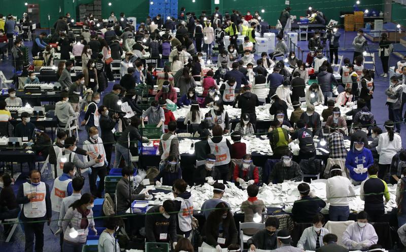 Elezioni Corea del Sud, la gestione del coronavirus premia Moon