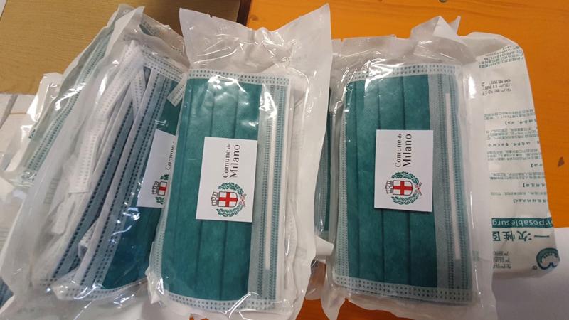 Coronavirus, Milano: 300 mila mascherine distribuite nelle case popolari Coronavirus, Milano: 300 mila mascherine distribuite nelle case popolari