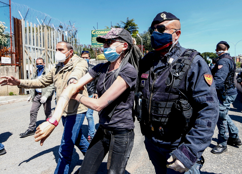 Coronavirus, nuova rivolta fuori Rebibbia. Scontro con la Polizia: 13 multati Coronavirus, nuova rivolta fuori Rebibbia. Scontro con la Polizia: 13 multati