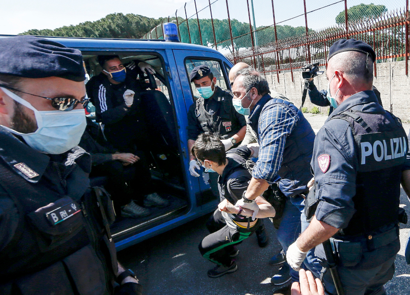 Coronavirus, nuova rivolta fuori Rebibbia. Scontro con la Polizia: 13 multati Coronavirus, nuova rivolta fuori Rebibbia. Scontro con la Polizia: 13 multati