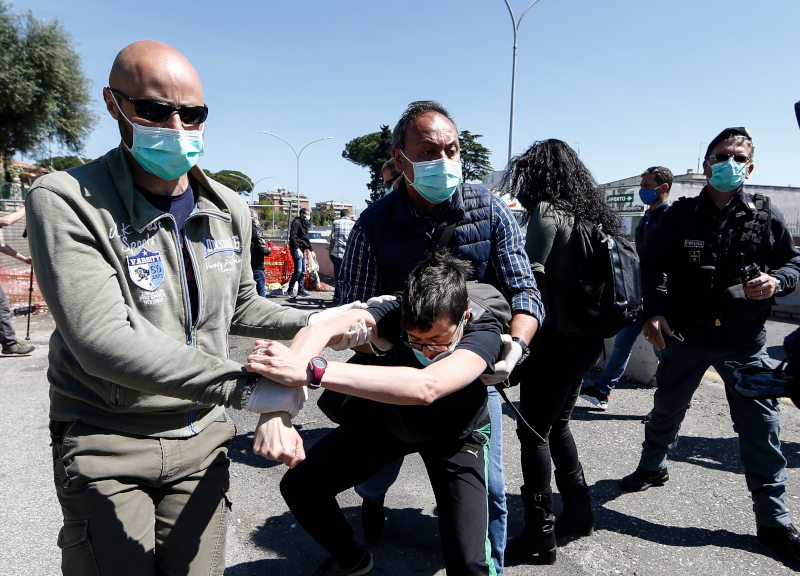 Coronavirus, nuova rivolta fuori Rebibbia. Scontro con la Polizia: 13 multati Coronavirus, nuova rivolta fuori Rebibbia. Scontro con la Polizia: 13 multati
