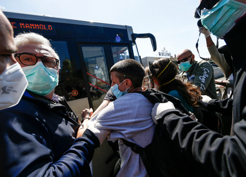 Coronavirus, nuova rivolta fuori Rebibbia. Scontro con la Polizia: 13 multati Coronavirus, nuova rivolta fuori Rebibbia. Scontro con la Polizia: 13 multati