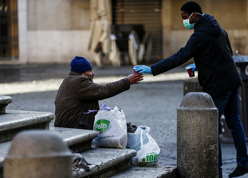 Coronavirus: la Raggi non c’è, a Roma le reti di solidarietà fanno da sole Coronavirus: la Raggi non c’è, a Roma le reti di solidarietà fanno da sole