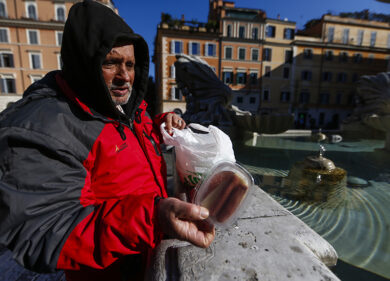Coronavirus: la Raggi non c’è, a Roma le reti di solidarietà fanno da sole