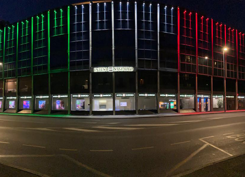 Intesa Sanpaolo: led tricolori per le sue sedi di Bergamo Intesa Sanpaolo: led tricolori per le sue sedi di Bergamo