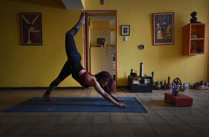 Coronavirus e stress da quarantena: gli italiani scoprono lo yoga online Coronavirus e stress da quarantena: gli italiani scoprono lo yoga online