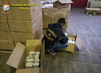 Coronavirus: maxisequestro di 240mila mascherine non certificate a Milano