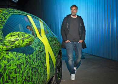 Jürgen Klopp testa la nuova Opel Mokka-e