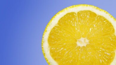 Pezzo di limone sul comodino di sera: benefici incredibili durante il sonno