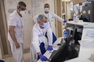Vaccino Coronavirus, il CEO di Takis: “I primi vaccinati saranno i medici”