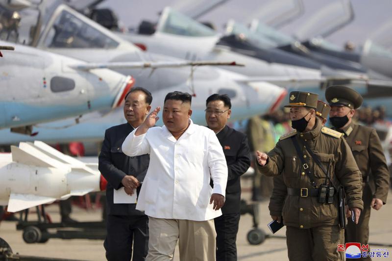Corea del Nord, giallo Kim Jong-un. “Sospetto caso coronavirus nella scorta” Corea del Nord, giallo Kim Jong-un. “Sospetto caso coronavirus nella scorta”
