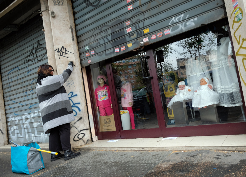 Coronavirus Roma, grandi catene in ginocchio: 1000 negozi non riapriranno