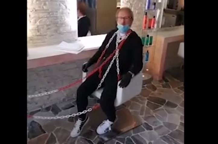 Coronavirus, parrucchieri si incatenano: “Conte sa che significa star fermi?” Coronavirus, parrucchieri si incatenano: “Conte sa che significa star fermi?”