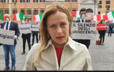 Fase 2, la Meloni organizza un flash mob con FdI davanti Palazzo Chigi. VIDEO