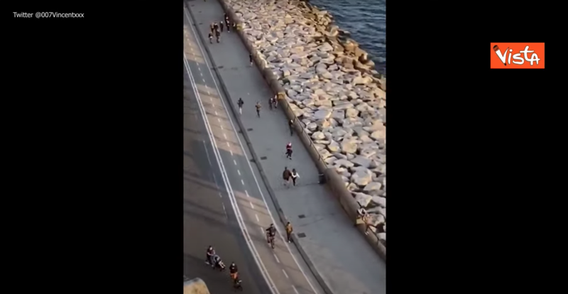 Coronavirus, Napoli: troppa gente sul lungomare, le immagini Coronavirus, Napoli: troppa gente sul lungomare, le immagini