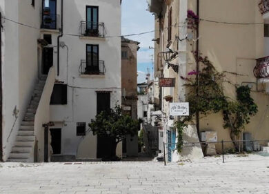 Coronavirus: Sperlonga come un deserto. Nei vicoli il rebus del distanziamento