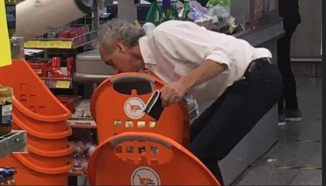 Travaglio, al supermercato senza mascherina: i social bacchettano il direttore Travaglio, al supermercato senza mascherina: i social bacchettano il direttore
