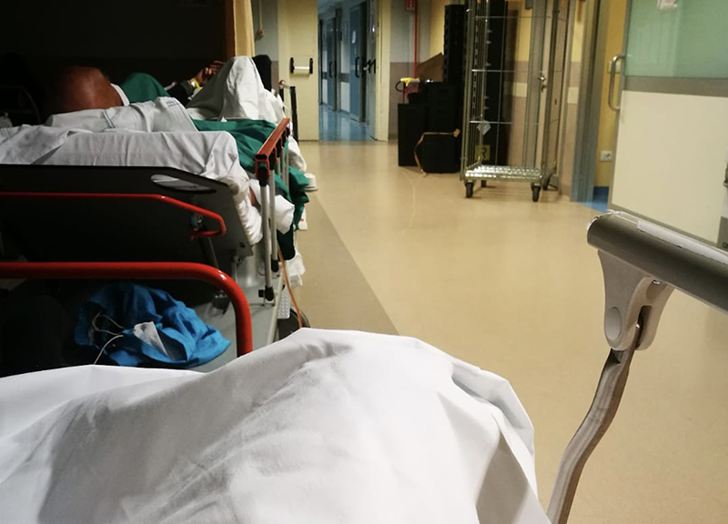 Coronavirus: 14 ore in ospedale con gli infetti. Notte da incubo dell’ex M5S