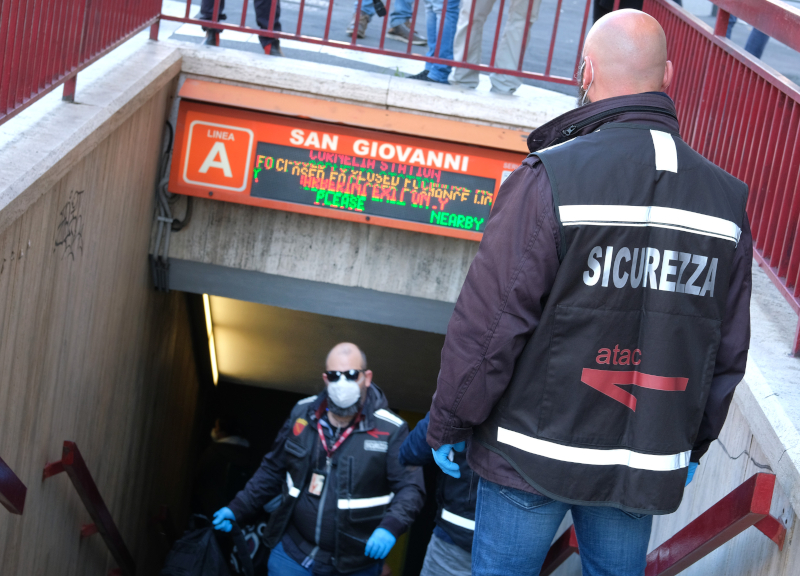 Coronavirus Roma, l’apocalisse dei trasporti: caos controlli e niente filobus Coronavirus Roma, l’apocalisse dei trasporti: caos controlli e niente filobus