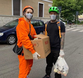 Coronavirus: Ferragni e Fedez portano cibo a persone in difficoltà a Milano Coronavirus: Ferragni e Fedez portano cibo a persone in difficoltà a Milano