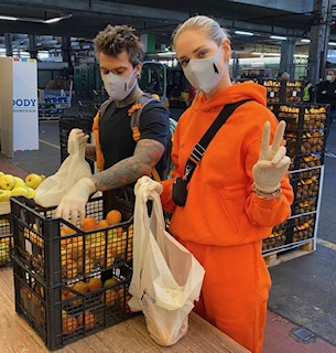 Coronavirus: Ferragni e Fedez portano cibo a persone in difficoltà a Milano
