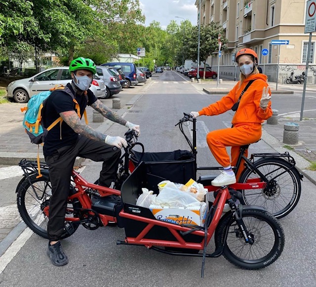 Coronavirus: Ferragni e Fedez portano cibo a persone in difficoltà a Milano Coronavirus: Ferragni e Fedez portano cibo a persone in difficoltà a Milano