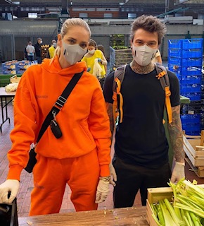 Coronavirus: Ferragni e Fedez portano cibo a persone in difficoltà a Milano Coronavirus: Ferragni e Fedez portano cibo a persone in difficoltà a Milano