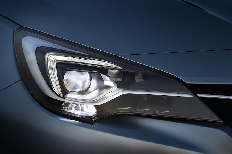 Opel Astra con fari IntelliLux LED® Matrix Opel Astra con fari IntelliLux LED® Matrix