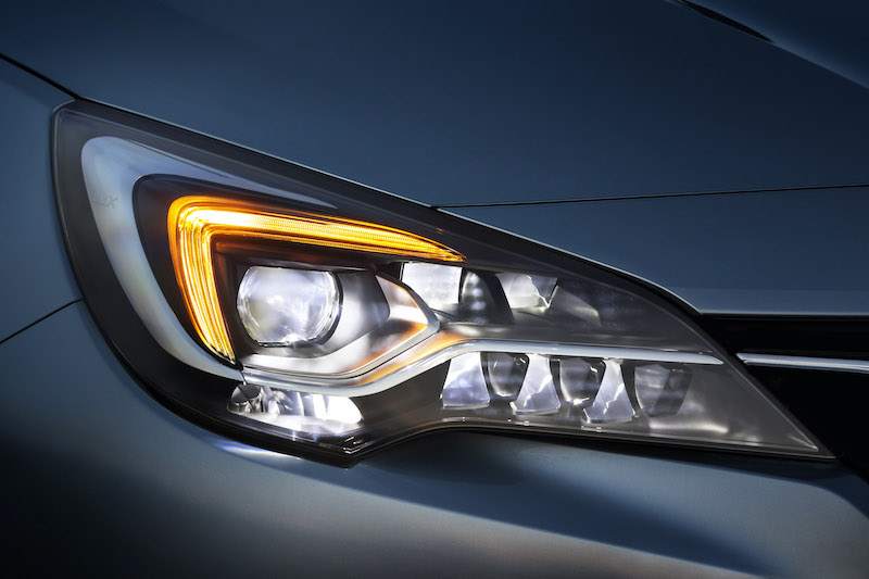 Opel Astra con fari IntelliLux LED® Matrix Opel Astra con fari IntelliLux LED® Matrix