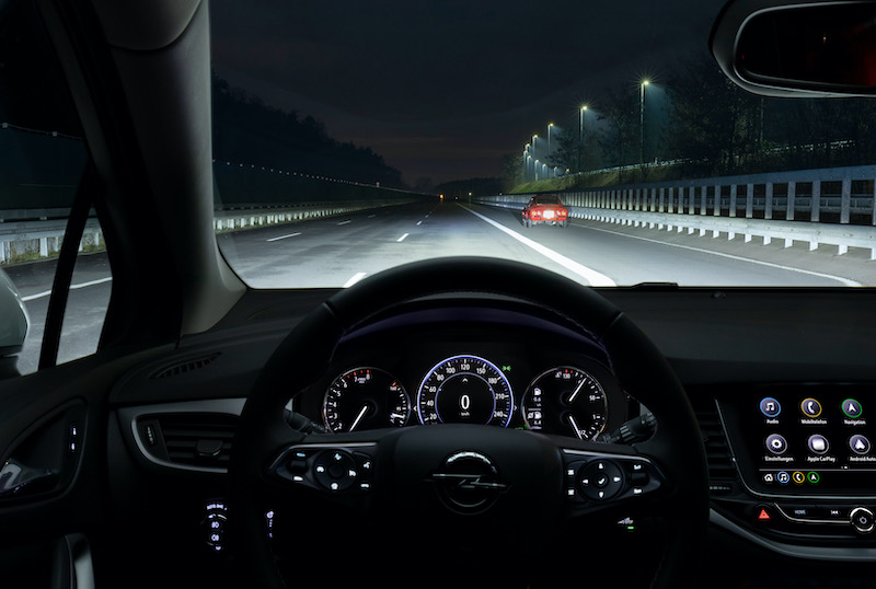 Opel Astra con fari IntelliLux LED® Matrix Opel Astra con fari IntelliLux LED® Matrix
