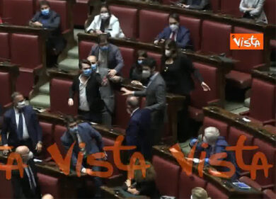 Scontro in aula tra Lega e M5s, deputati arrivano quasi alle mani, separati dai commessi