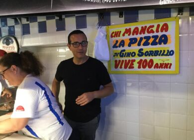 Coronavirus: Sorbillo cambia idea, da “io resto a casa” alle pizze a casa