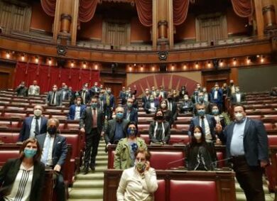 Lega occupa le Camere senza FdI: scintille. Salvini: Via le autocertificazioni