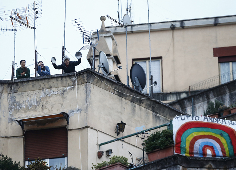 Coronavirus e Fase 2, bimbi, genitori e nonni: il mega flashmob delle famiglie
