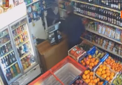 Bologna, arrestati due rapinatori: le immagini del furto. VIDEO