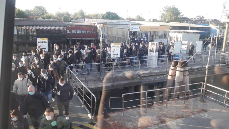 Coronavirus, fase 2 in Veneto: nessuna distanza su autobus e nelle fabbriche Coronavirus, fase 2 in Veneto: nessuna distanza su autobus e nelle fabbriche