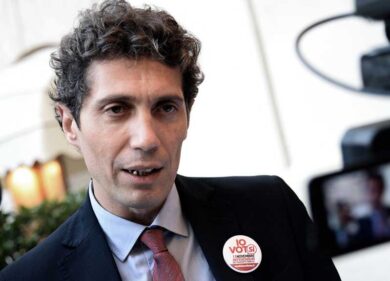 Lavori socialmente utili in cambio di cibo: esplode la rivolta contro la Raggi