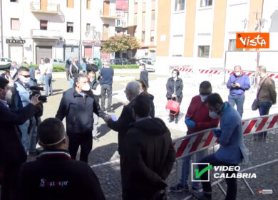 Fase 2 italiana: tra proteste in piazza e le prime riaperture dei commercianti