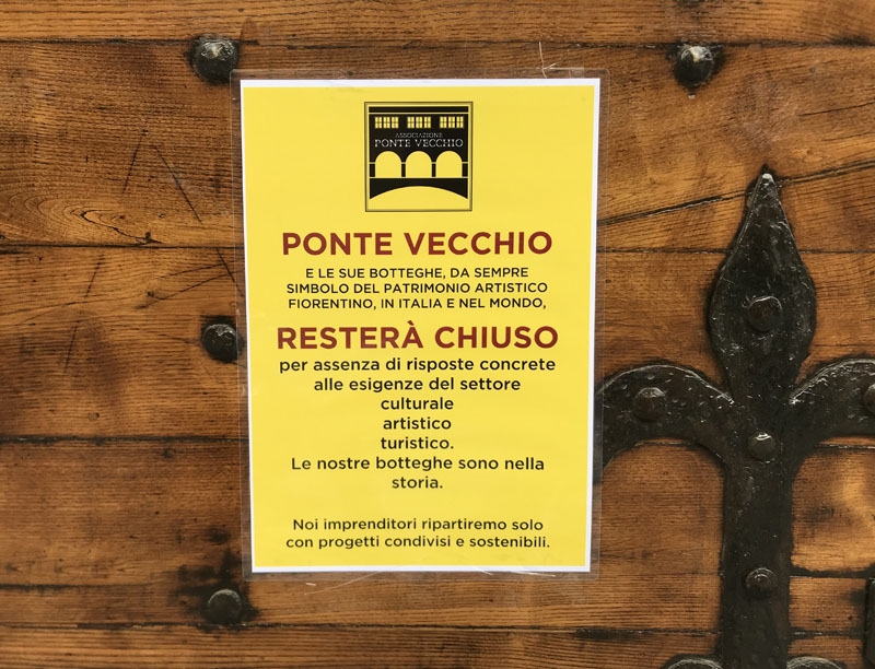 Coronavirus, gli orafi di Ponte Vecchio a Firenze restano chiusi per protesta Coronavirus, gli orafi di Ponte Vecchio a Firenze restano chiusi per protesta