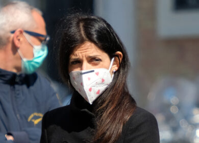 Fase 2 e strisce blu a pagamento, il Codacons denuncia la Raggi: “Estorsione”